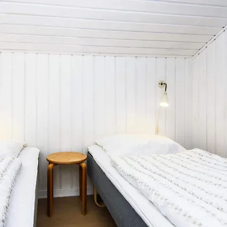 12 Person In Fano-by Traum