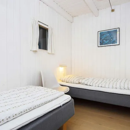 12 Person In Fano-by Traum *