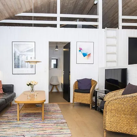 12 Person In Fano-by Traum *