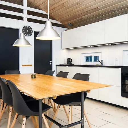 12 Person In Fano-by Traum